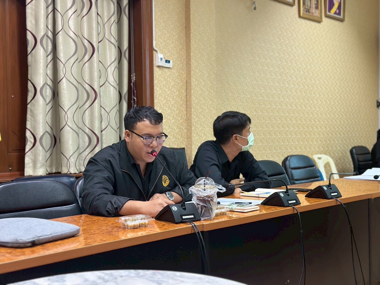 title - การประชุมการรายงานผลระบบติดตามผลการดำเนินงานและผลการเบิกจ่ายงบประมาณ (ALRO Tracking System) และชี้แจงการรายงานผลตัวชี้วัดของโครงการ/กิจกรรมประจำปีงบประมาณ พ.ศ. 2569